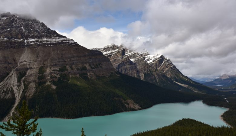 Blick auf Fluss und Berge in Kanada