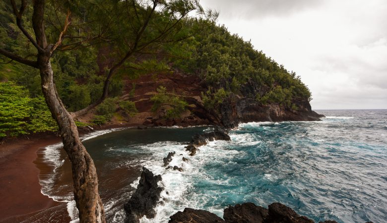 Blick auf den roten Sandstrand auf Maui, Hawai'i