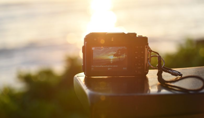 Blick durch Kompaktkamera in den Sonnenaufgang auf Hawai'i - Oahu