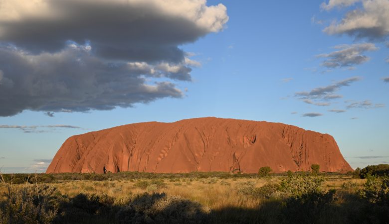 Uluru (vormals Ayers Rock) im Sonnenuntergang, rotes Zentrum von Australien im Northern Territory