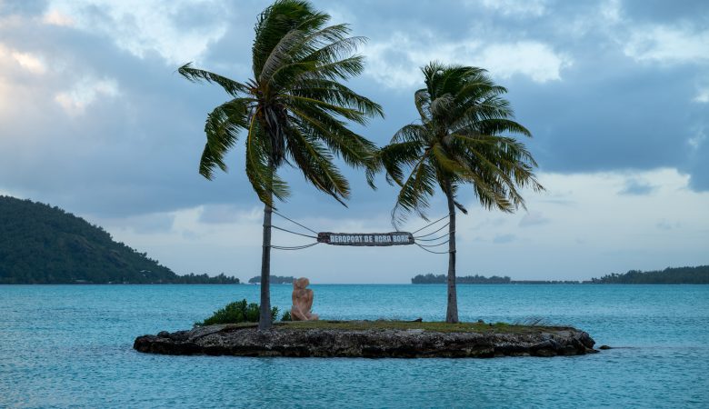 Am Flughafen von Bora Bora wird man von diesem Schild begrüßt