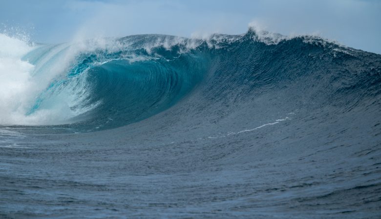 Blick vom Boot auf die Welle in Teahupo'o, Tahiti